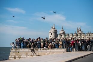Torre de Belém al fondo sobrevolada por helicópteros