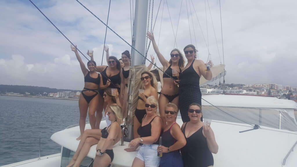 Grupo de chicas en traje de baño en un catamarán en Lisboa