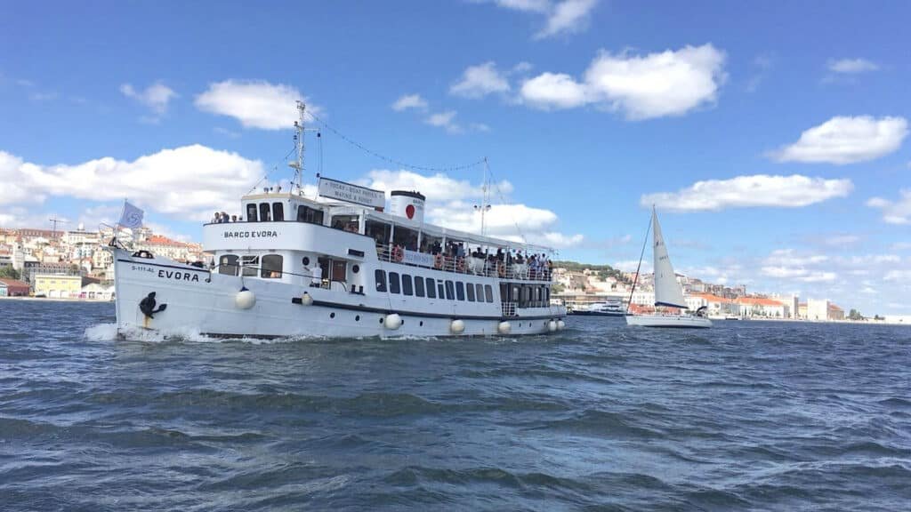 Barco de Évora navegando por el Tajo. Uno de los barcos más grandes del río Tajo