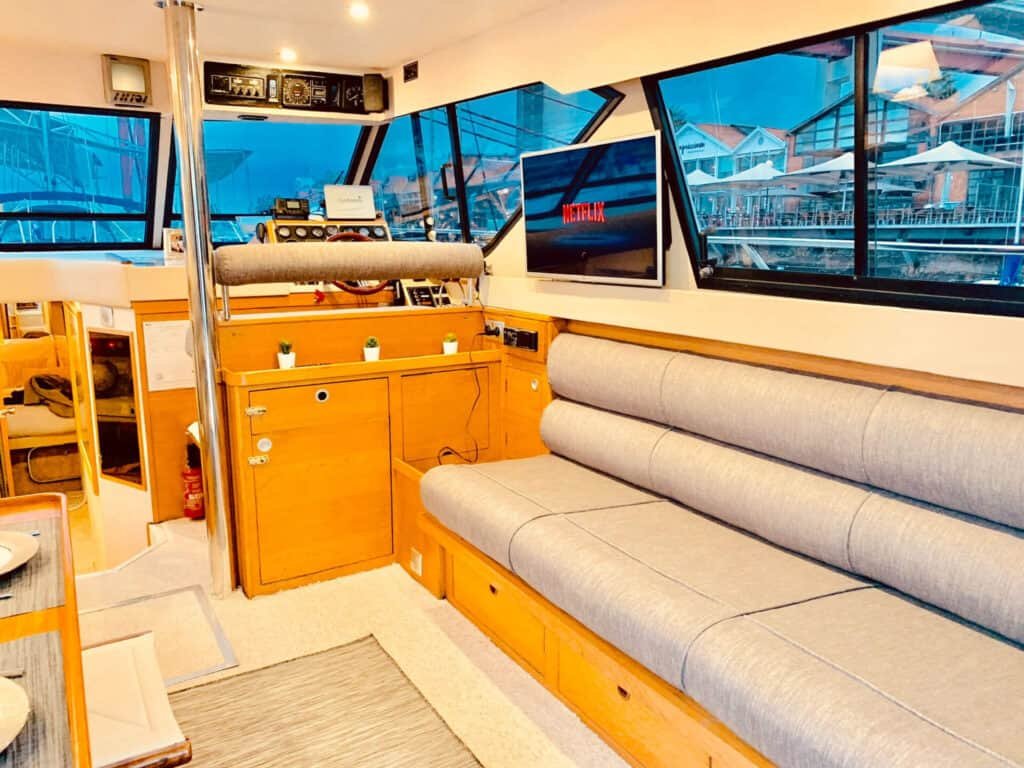 Interior del yate con un cómodo salón