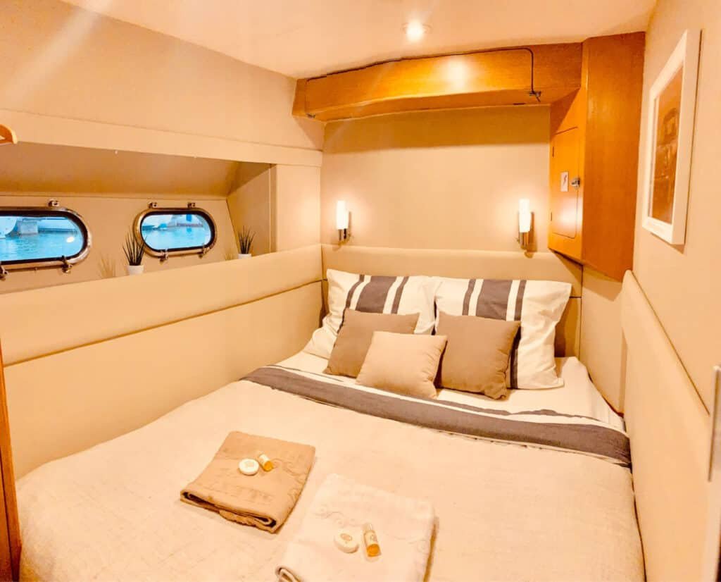 Dormitorio con cama doble