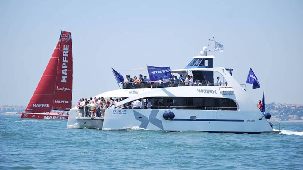Fiesta a bordo de este maravilloso catamarán en el río Tajo