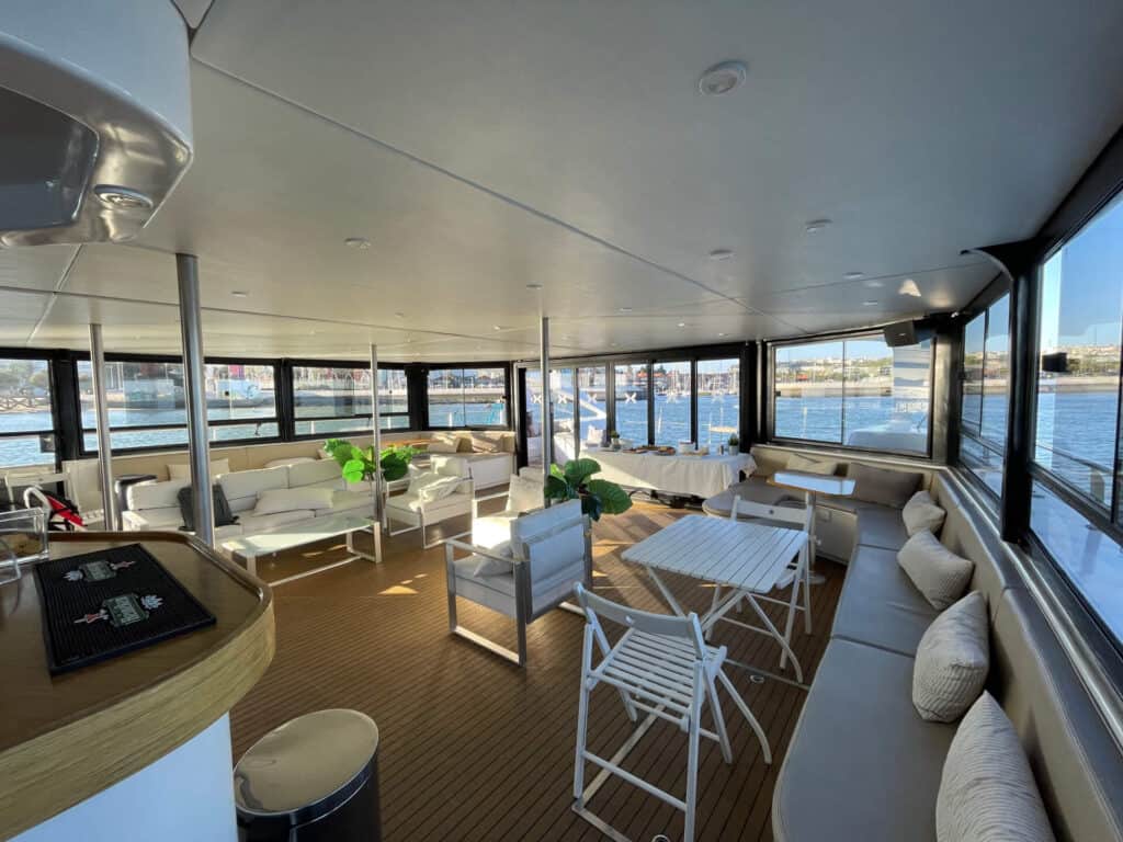 Elegante salón con vistas de 360º al exteriore