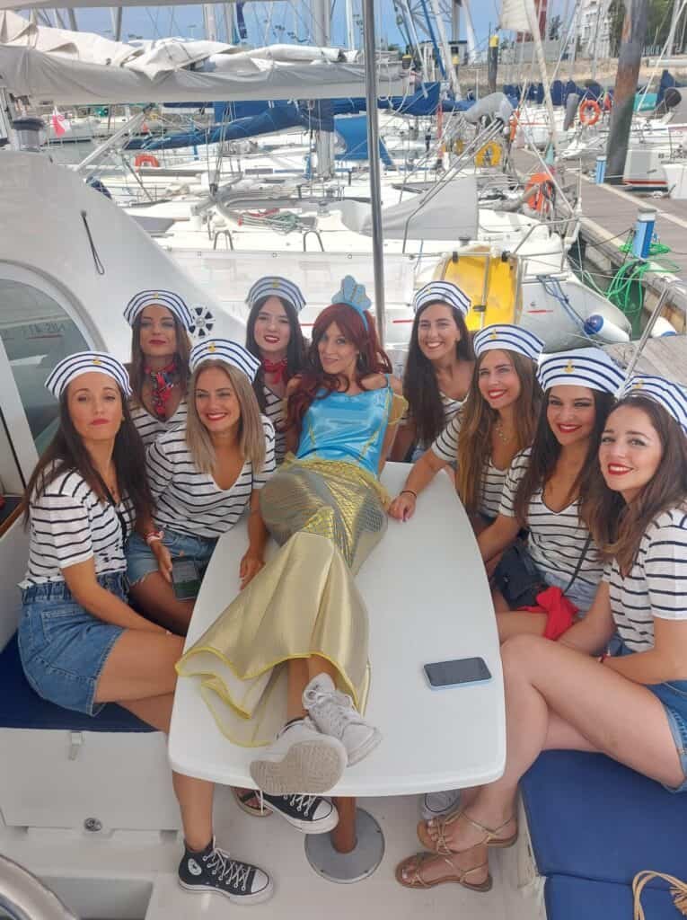 Una sirena y ocho marineras