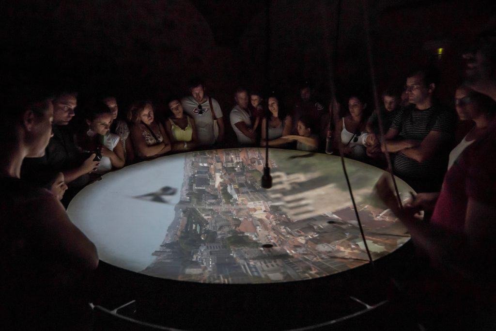 Pessoas a observar o Periscópio no Castelo de São Jorge