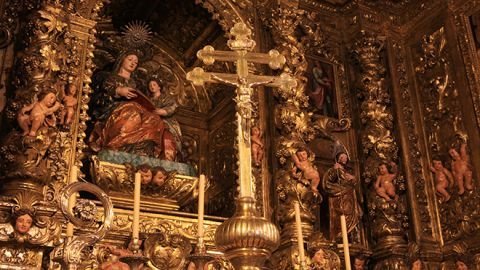 Altar dourado de Santa Maria