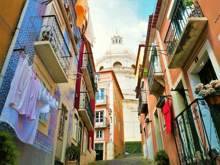 Ruas com casas características de Alfama