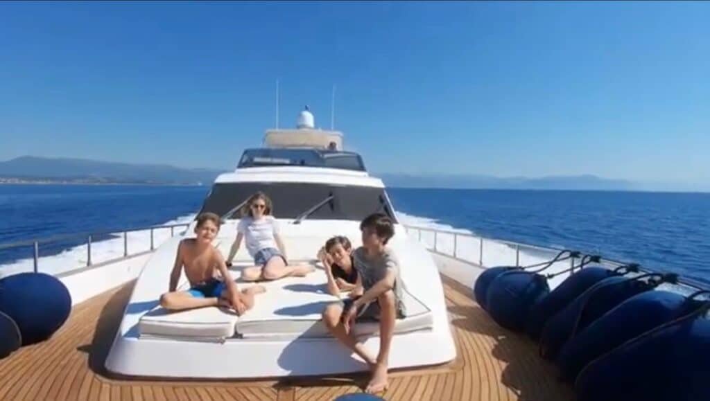 Niños disfrutando del sol en sus colchonetas