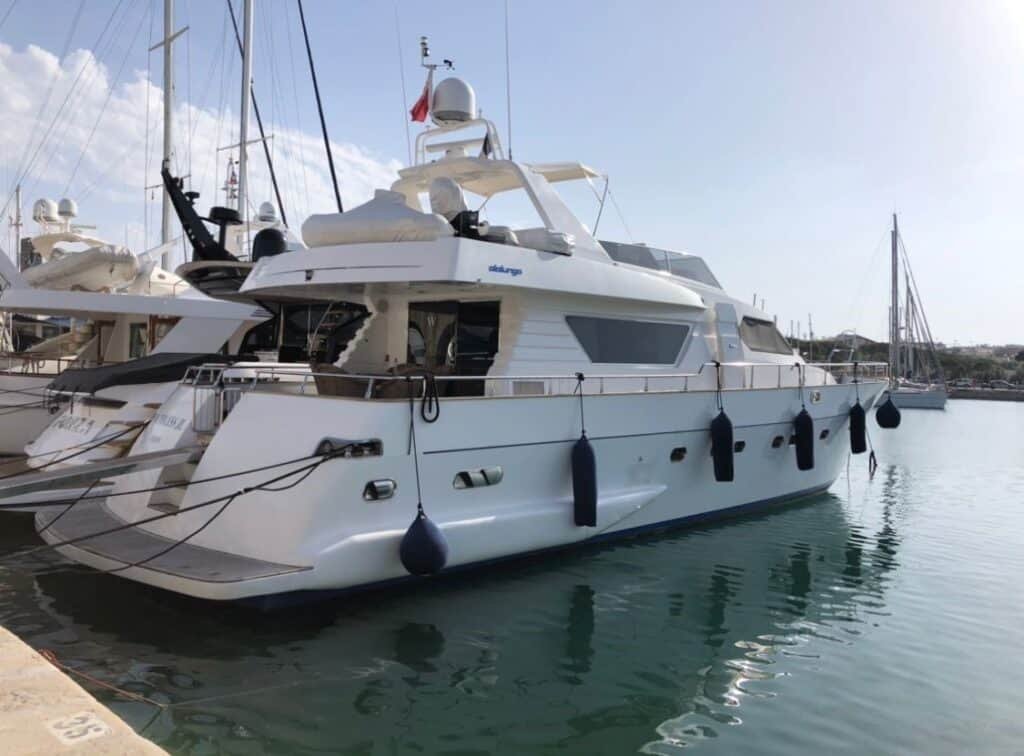 Alalunga atracado en el muelle