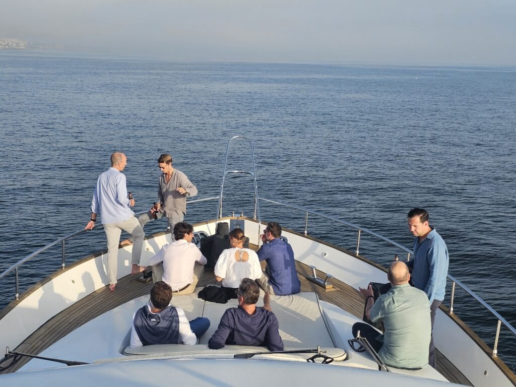 9 personas en la proa del barco