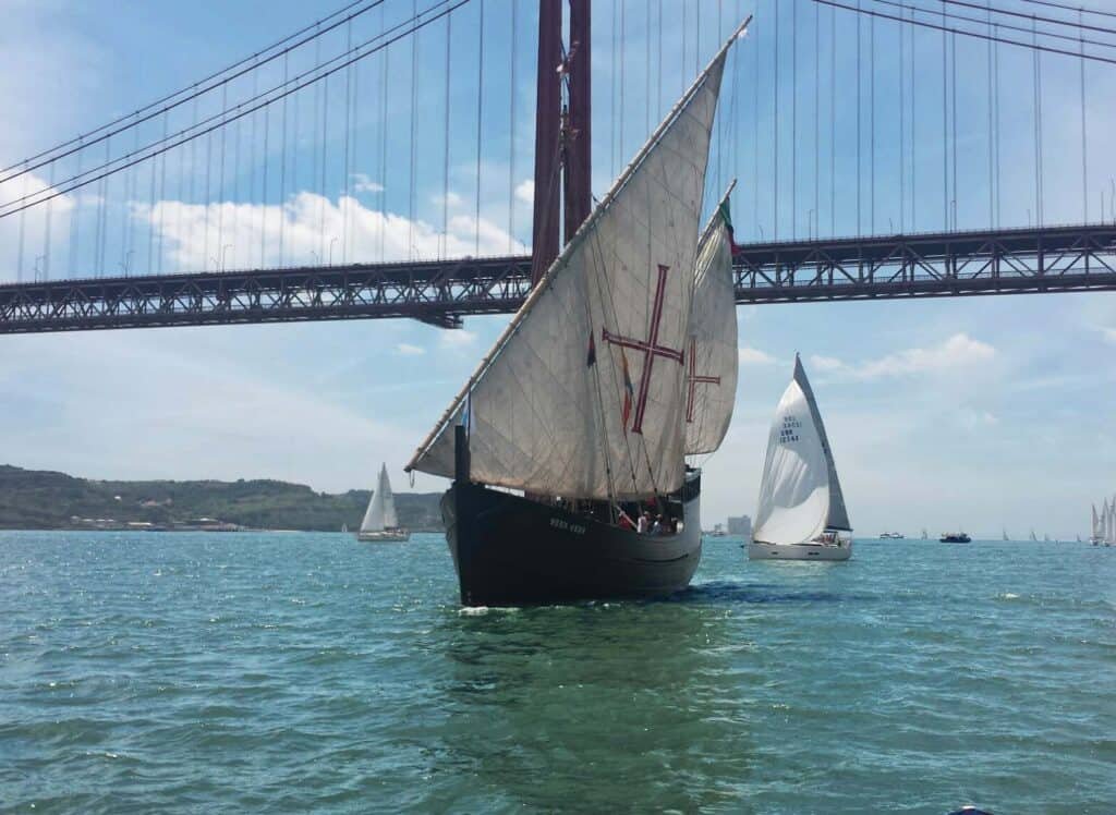 Carabela Vera Cruz cerca del puente del 25 de abril