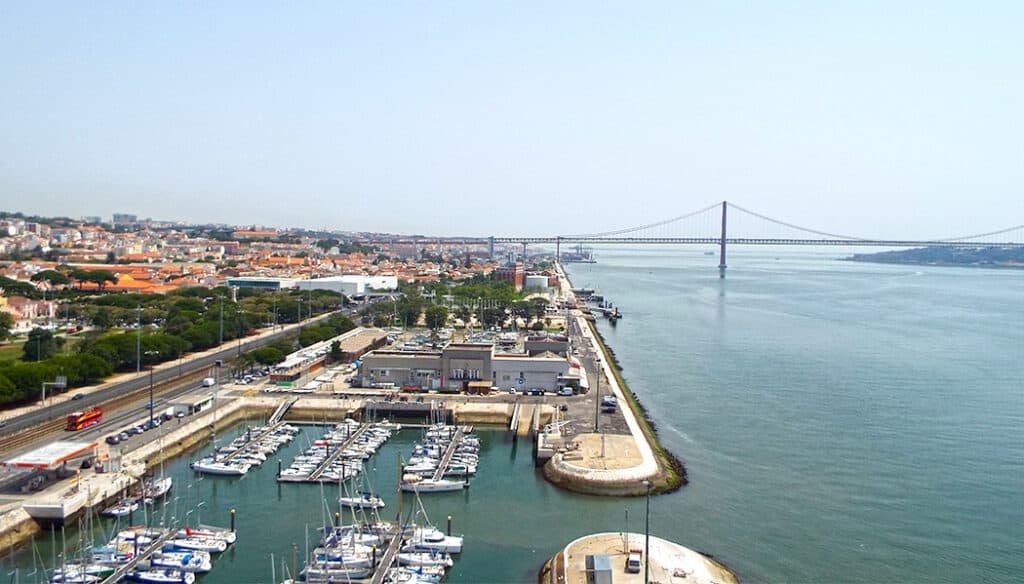 Vista de los muelles de Belém y del río desde el mirador del Monumento a los Descubrimientos