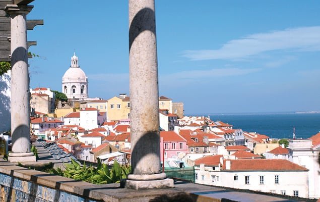 Vista de la cúpula de la Basílica de la Estrela y el río
