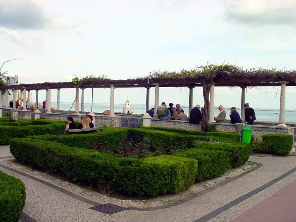 Jardín del mirador de Santa Luzia, lleno de gente