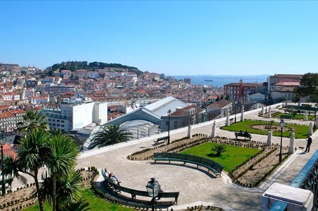 El mirador de São Pedro de Alcântara y su jardín, con vistas al río Tajo