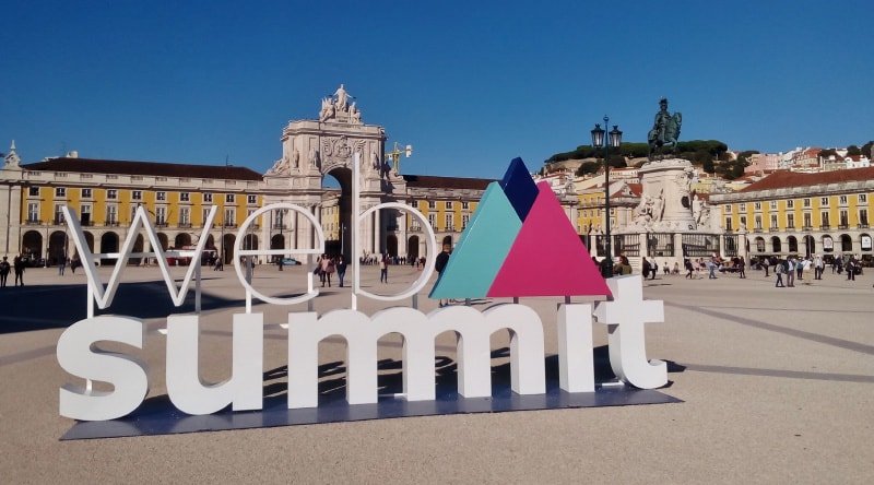 Logotipo de Web Summit en Praça do Comércio, Lisboa