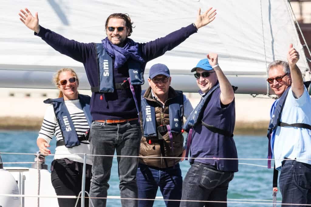Celebrando la superación de otro desafío en equipo
