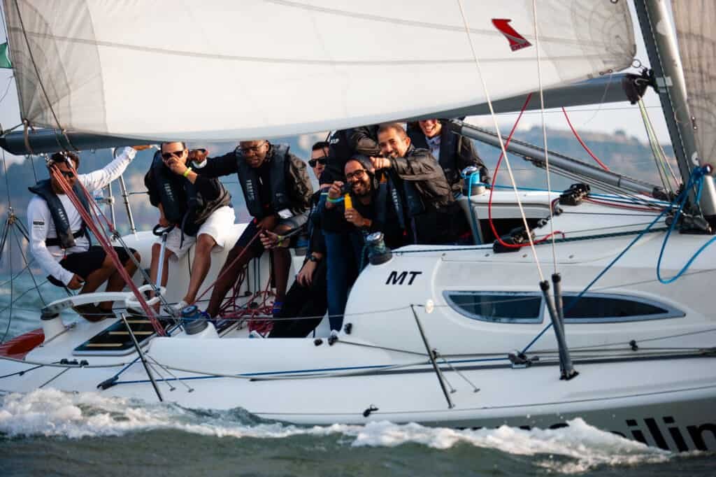 Amistad y alegría durante una regata en el río Tajo. La oportunidad de estrechar los lazos de amistad