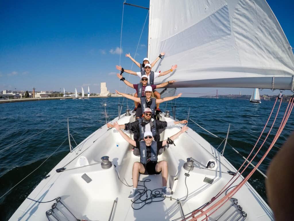 Un grupo de 6 personas participa en una regata en el río Tajo
