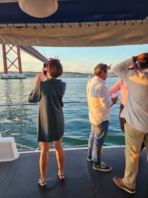 Un empleado de la empresa atesorando los recuerdos de este evento corporativo a bordo de este catamarán.