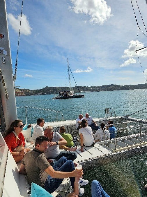 Invitados de la Agencia SMF divididos en dos catamaranes durante un paseo en barco