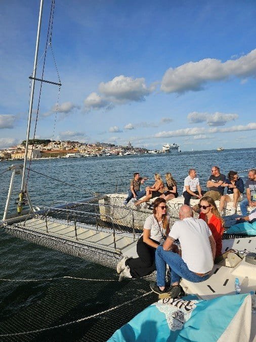 Los invitados de la Agencia SMF establecen contactos durante un paseo en barco por el río Tajo
