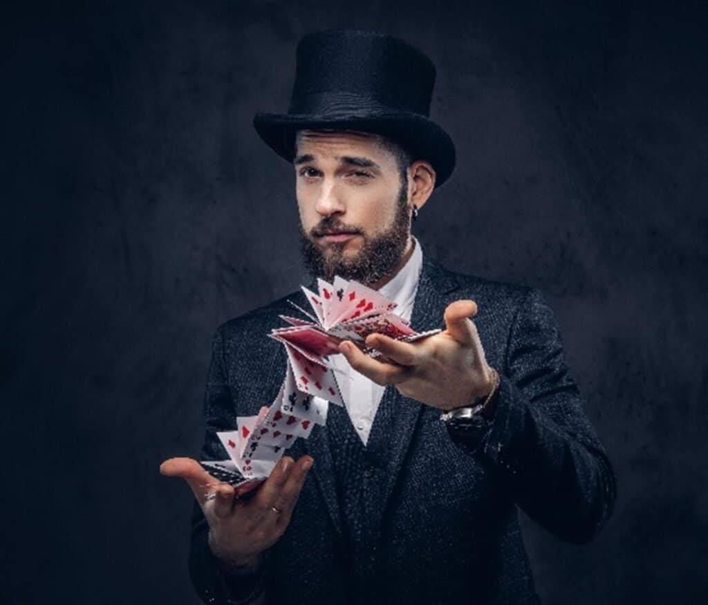Un mago con sus cartas, listo para realizar un truco de magia y entretener al público