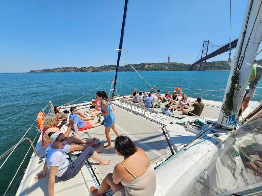 Los empleados de Berg Lund &amp; Company disfrutan de un soleado día en Lisboa durante un viaje en barco para fomentar el espíritu de equipo.