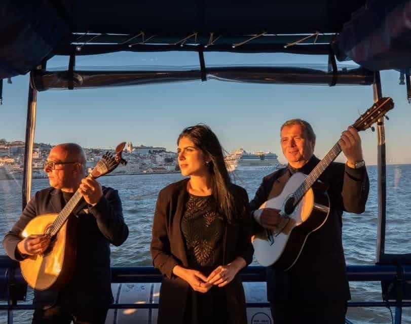 Cantante de fado acompañada por dos guitarristas, durante un paseo en barco por el río Tajo