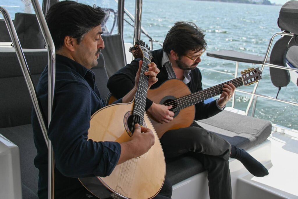 Esta combinación de música tradicional y paisajes impresionantes ofrece momentos inolvidables en el río Tajo.