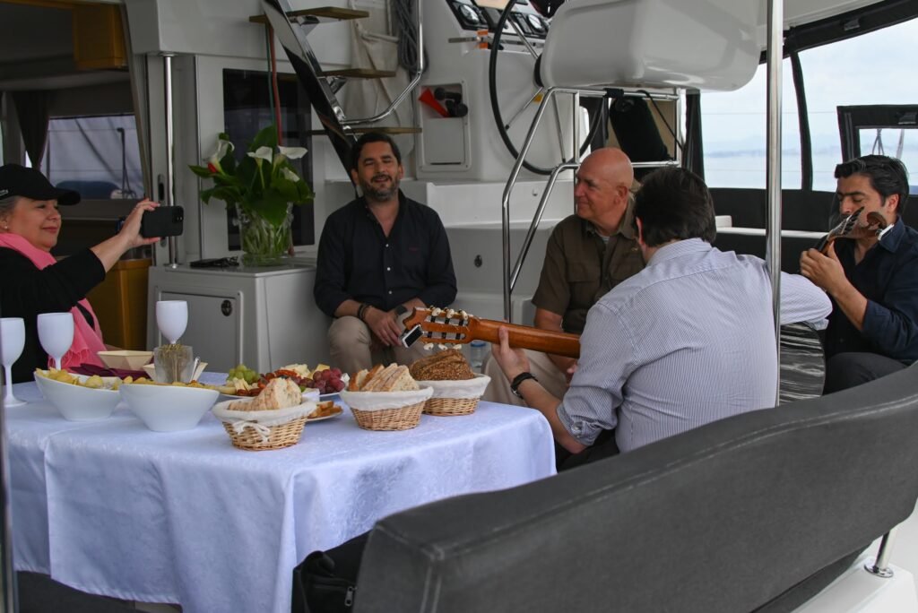 El ambiente íntimo y la música en directo hacen que el evento sea perfecto para amantes de la tradición portuguesa y del turismo náutico.