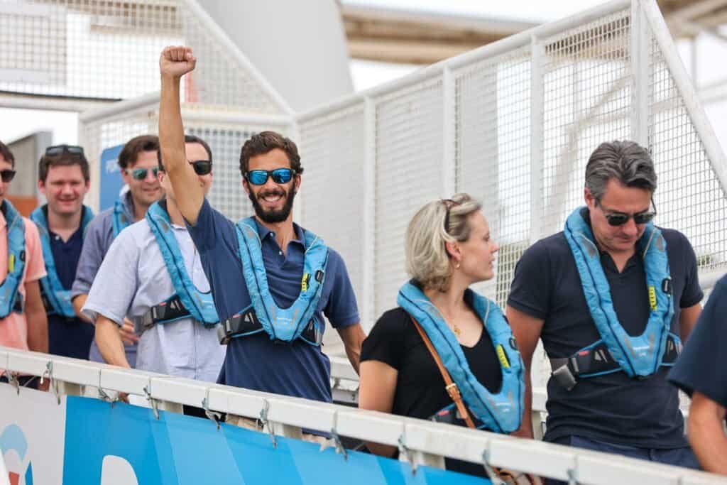 Los participantes se muestran animados y entusiasmados con el inicio de la regata. Caminata hasta los veleros. 