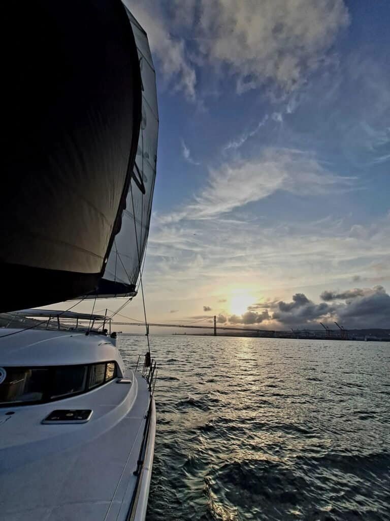 O espetacular pôr-do-sol no rio Tejo, observado durante um passeio privado de barco