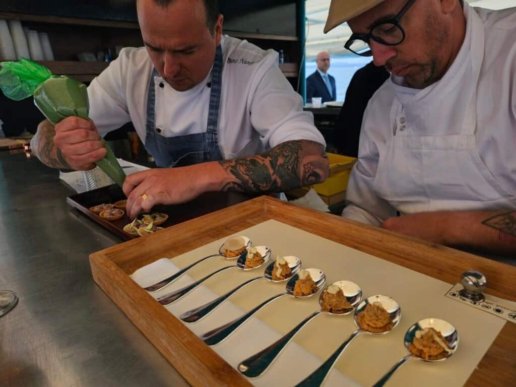Los chefs preparan los entrantes para los invitados