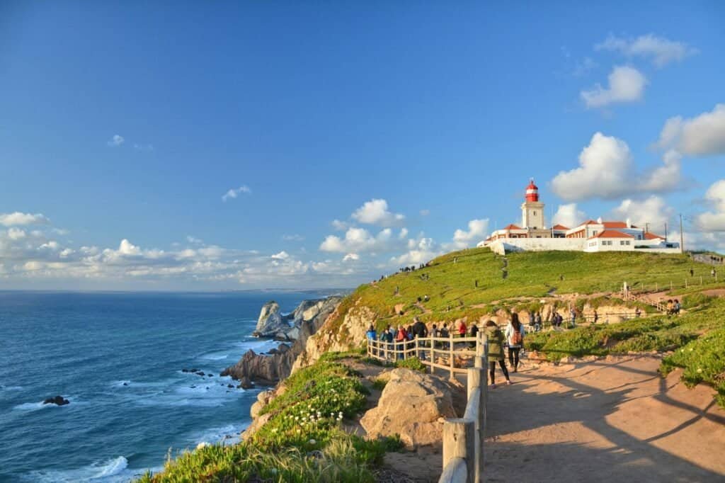 El Cabo da Roca es el punto más occidental de Portugal continental y de Europa continental.