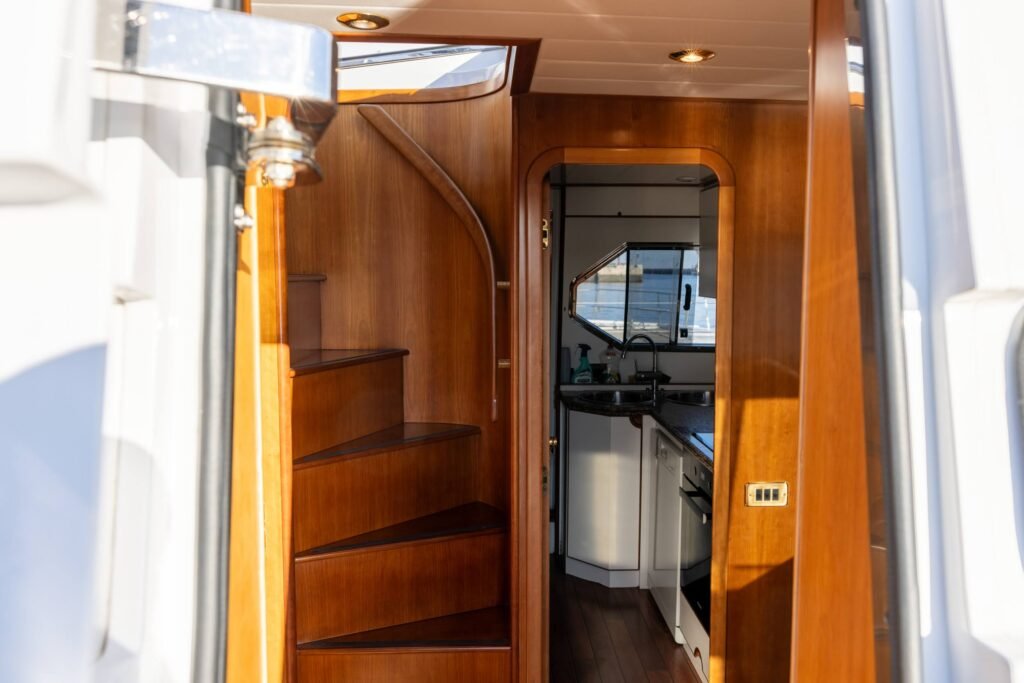 Escaleras al flybridge