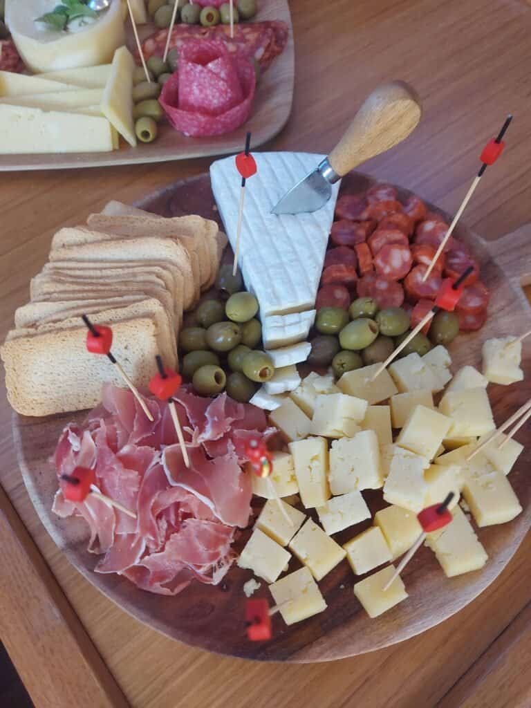 Deliciosa tábua de queijos, charcutaria, azeitonas e tostas portuguesas, ideal para eventos e festas a bordo