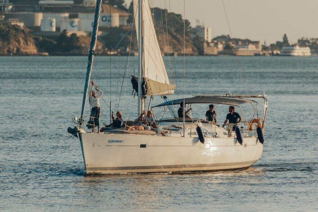 Pôr-do-sol no barco com amigos