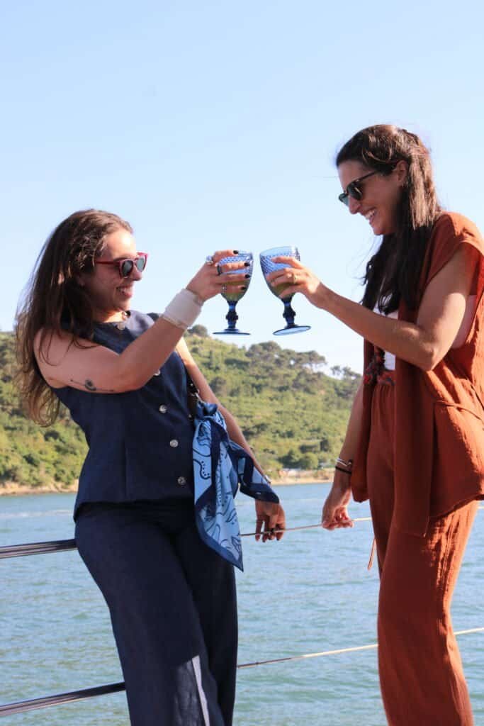 Festejos entre amigas a bordo do Oceanis 58