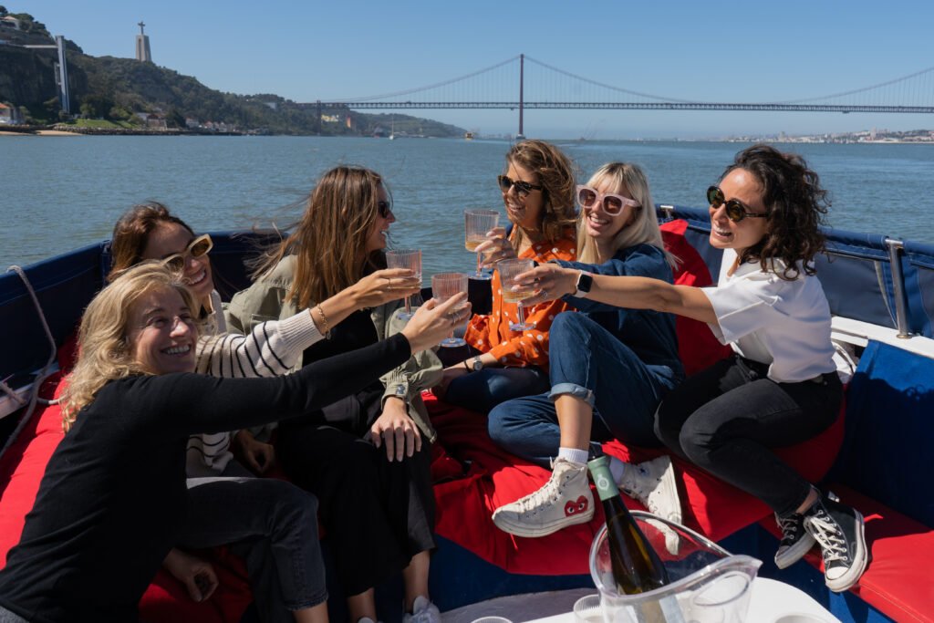 Brinde entre amigas no rio Tejo num belo dia de sol