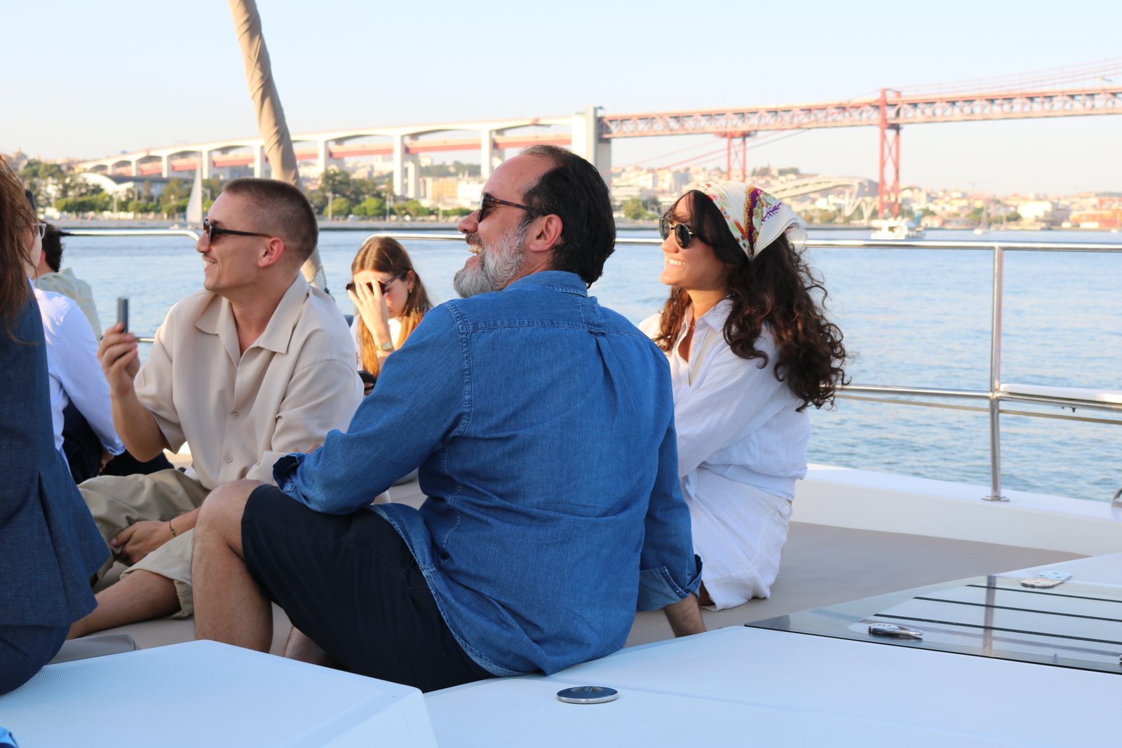 Bom ambiente durante o passeio de barco com a Lisbon Sight Sailing