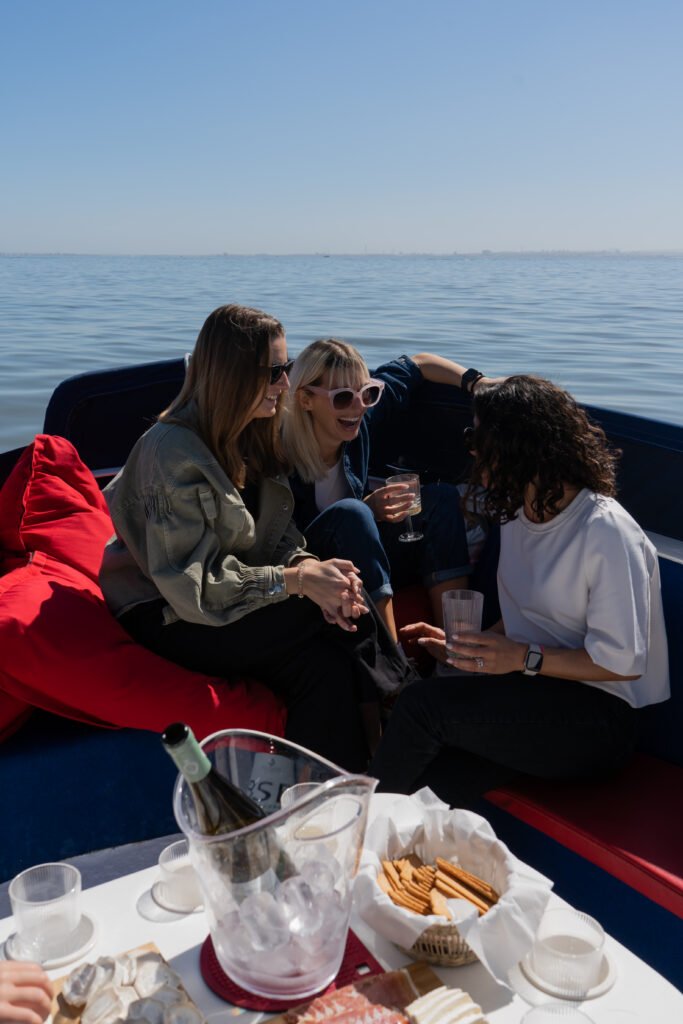 Passeio com risadas entre amigas num belo dia de sol