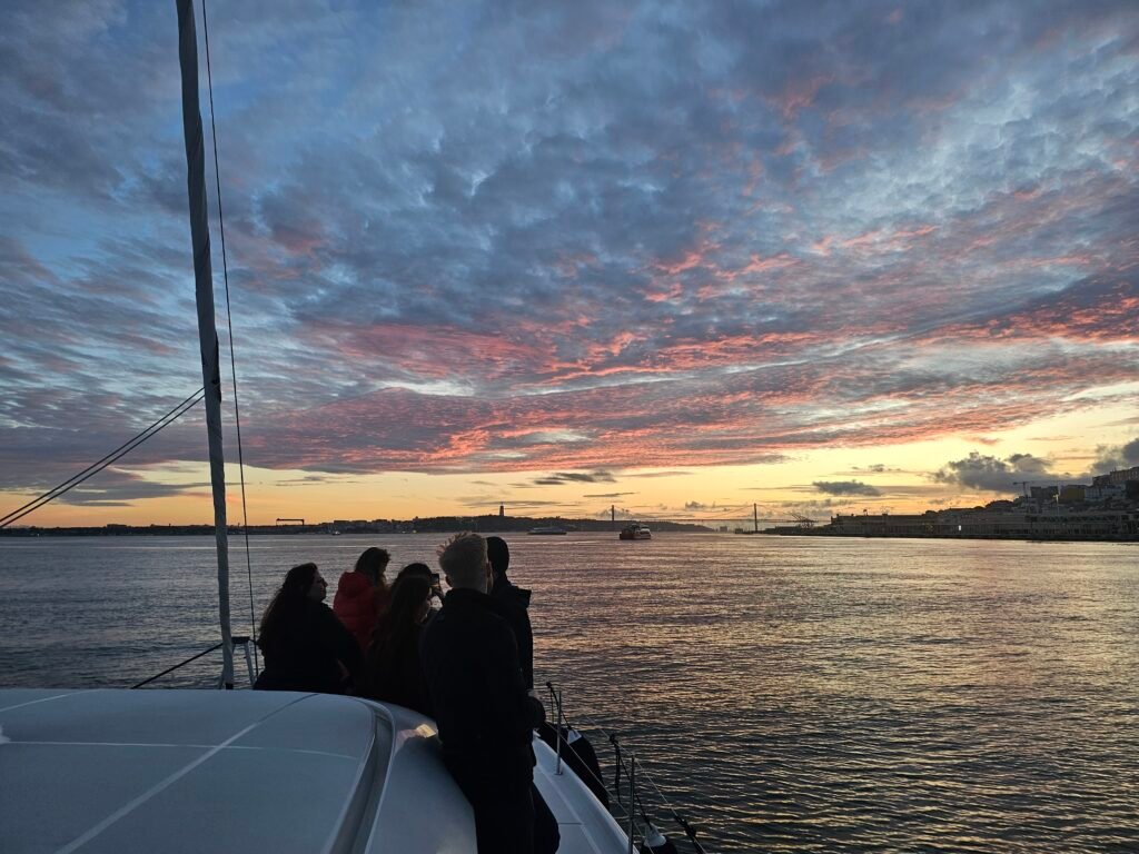 Los famosos paseos en barco al atardecer por el río Tajo, tendencia 2025 en Portugal