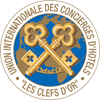 O emblema da associação internacional Les Clefs d’Or, símbolo de excelência no serviço de concierge