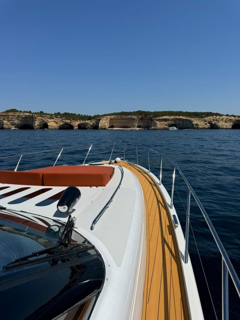 Vistas magnificas da proa sobre o Algarve