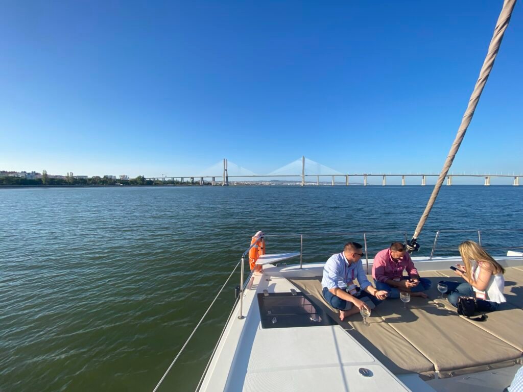 Vistas sobre el Parque de las Naciones y el puente Vasco da Gama desde el velero catamarán