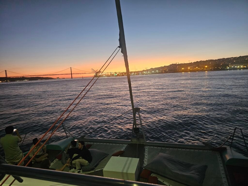Atardecer, networking y vistas sobre la ciudad de Lisboa