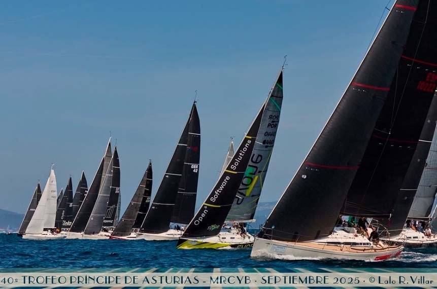 Varios veleros de alto rendimiento en la línea de salida, con el barco de Syone en el centro de la flota.