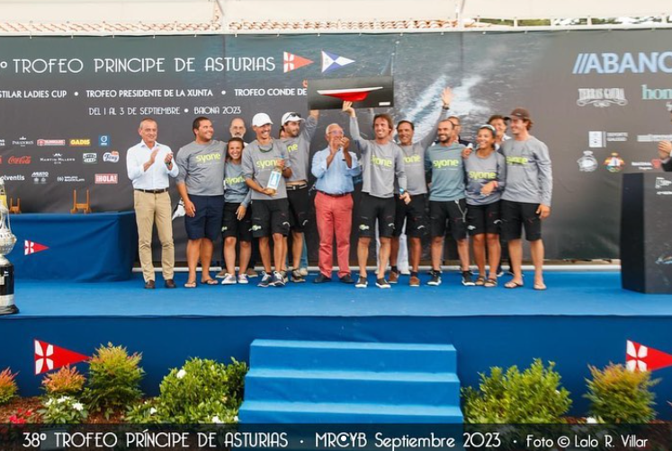 Momento formal de reconocimiento, celebrando un buen resultado en este prestigioso evento.