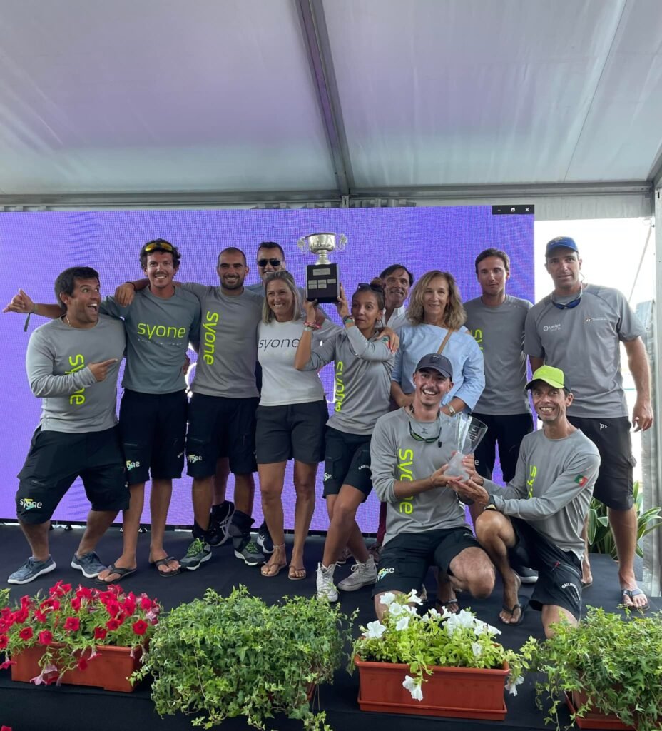 La tripulación, unida y satisfecha con su rendimiento, en un momento de camaradería y éxito en Cascais